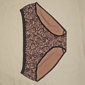 NWT Torrid Curve 5X Pink and Black Skull Lace Seamless Hipster Panty